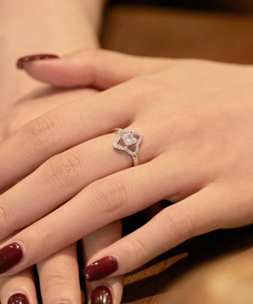 Серебряное кольцо с цирконами