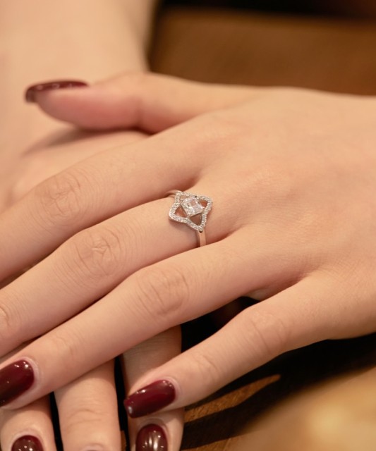 Hõbesõrmus tsirkoonidega