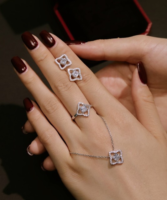 Hõbesõrmus tsirkoonidega