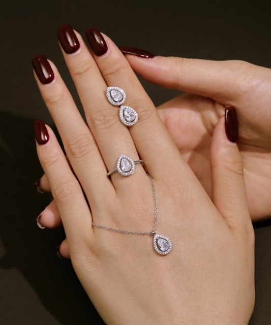 Hõbesõrmus tsirkoonidega