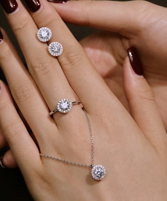 Hõbesõrmus tsirkoonidega