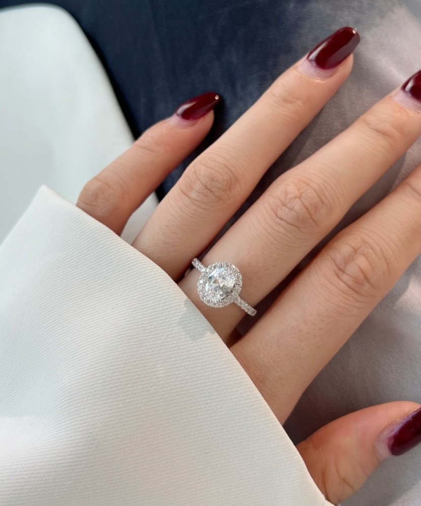 Hõbesõrmus tsirkoonidega