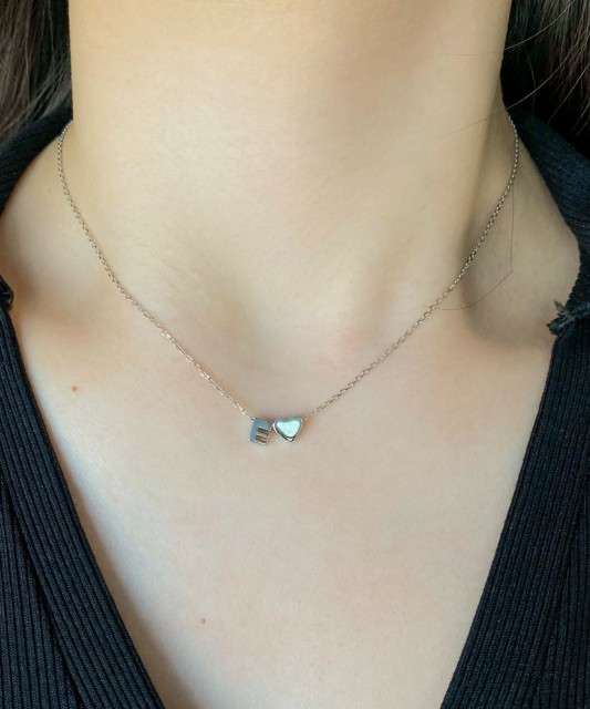 Серебряная цепочка с подвеской в виде буквы E