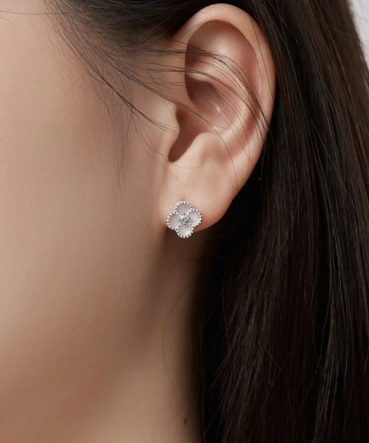 Hõbekõrvarõngad tsirkoonide ja emailiga