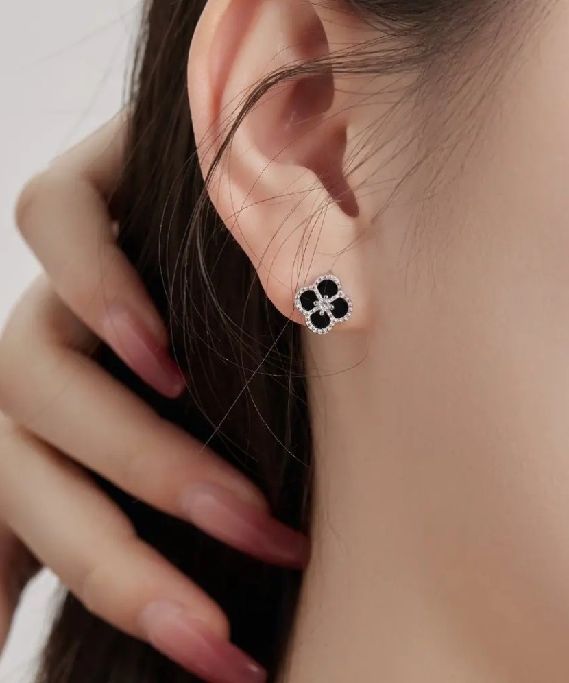 Hõbekõrvarõngad tsirkoonide ja emailiga