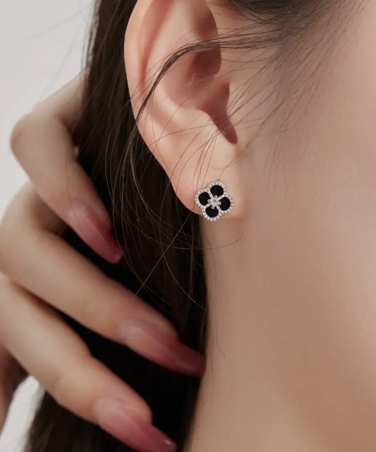 Hõbekõrvarõngad tsirkoonide ja emailiga