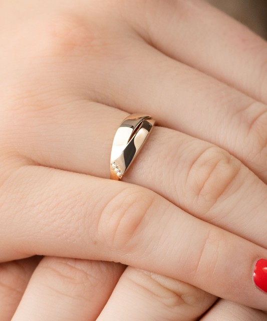 Kuldsõrmus tsirkoonidega