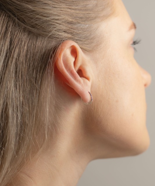 Valgest kullast kõrvarõngad safiiride ja briljantidega