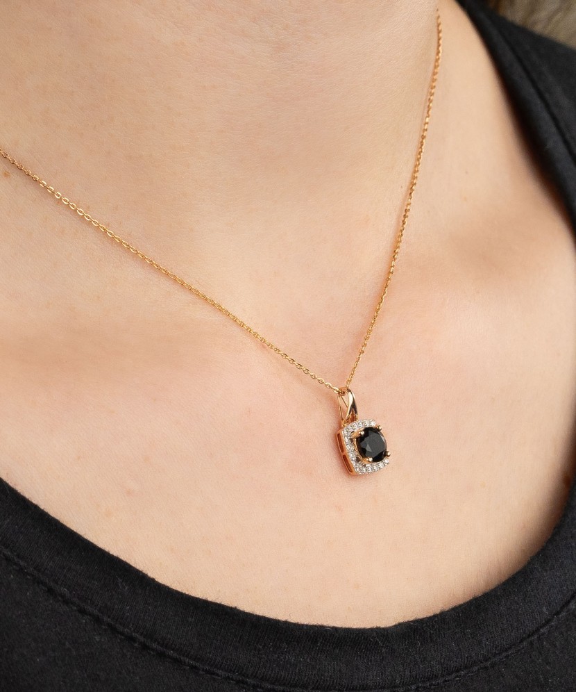 Kuldne ripats briljantide ja spinelliga