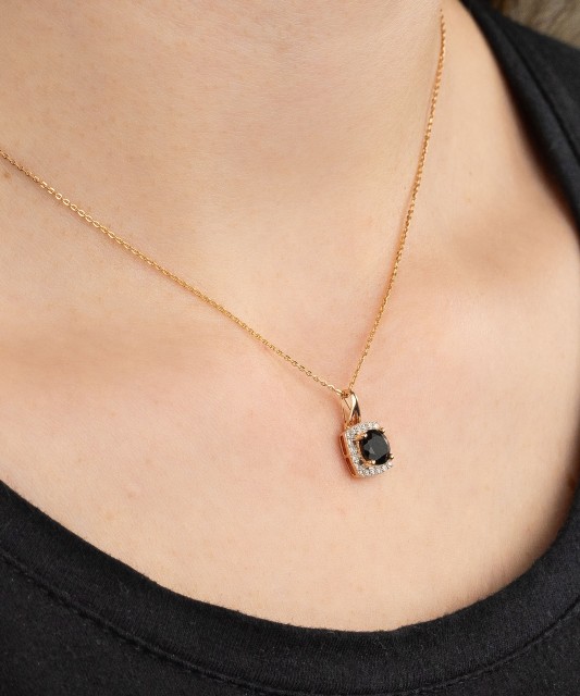 Золотой кулон с бриллиантами и шпинелью