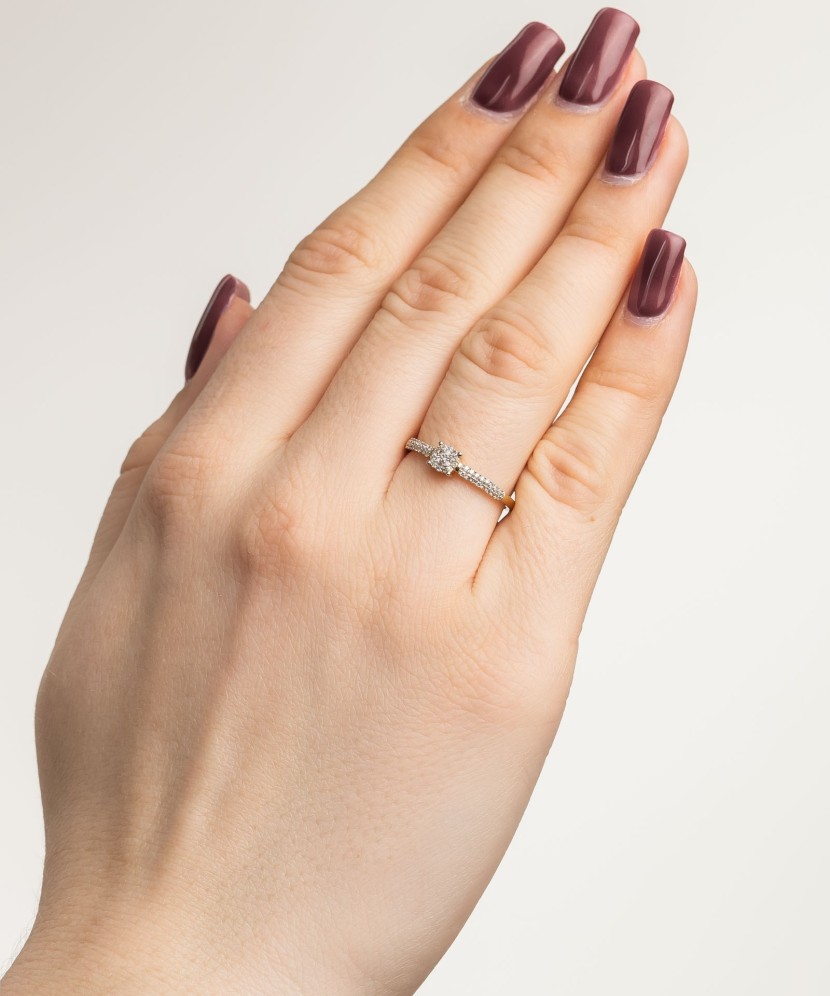 Kollasest kullast sõrmus teemantide