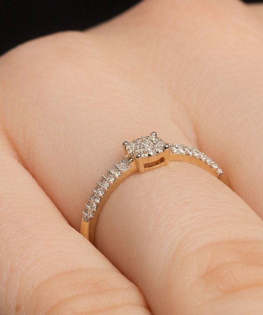 Kollasest kullast sõrmus teemantide