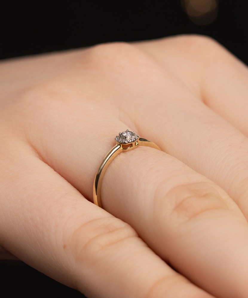 Kollasest kullast sõrmus teemantide