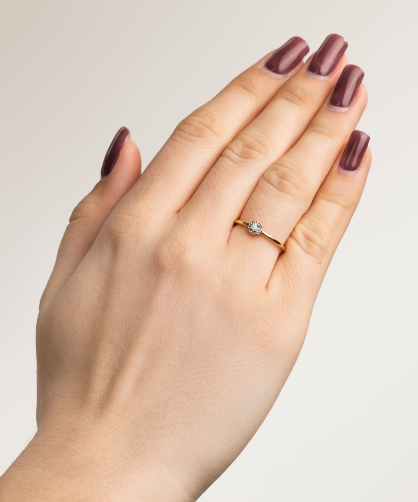 Kollasest kullast sõrmus teemantide