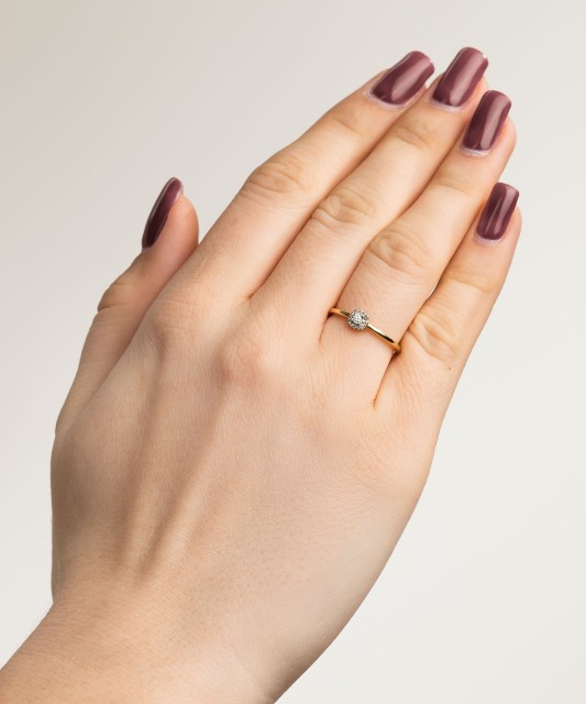 Kollasest kullast sõrmus teemantide