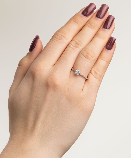 Kuldsõrmus teemantidega