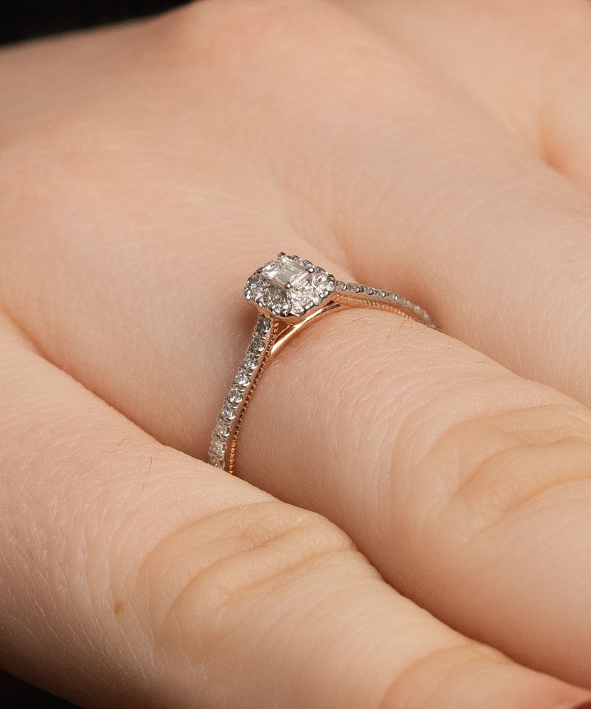 Kuldsõrmus teemantidega