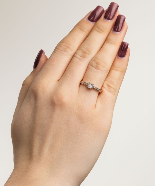 Kuldsõrmus teemantidega