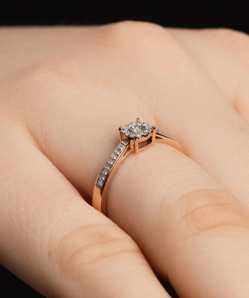 Kuldsõrmus teemantidega