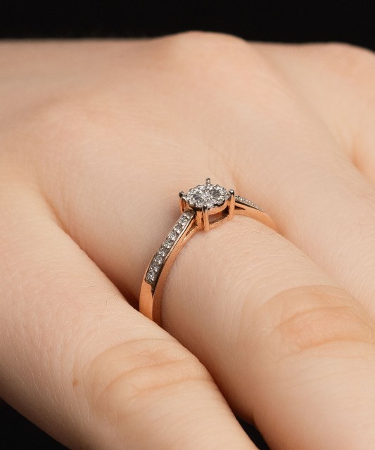 Kuldsõrmus teemantidega