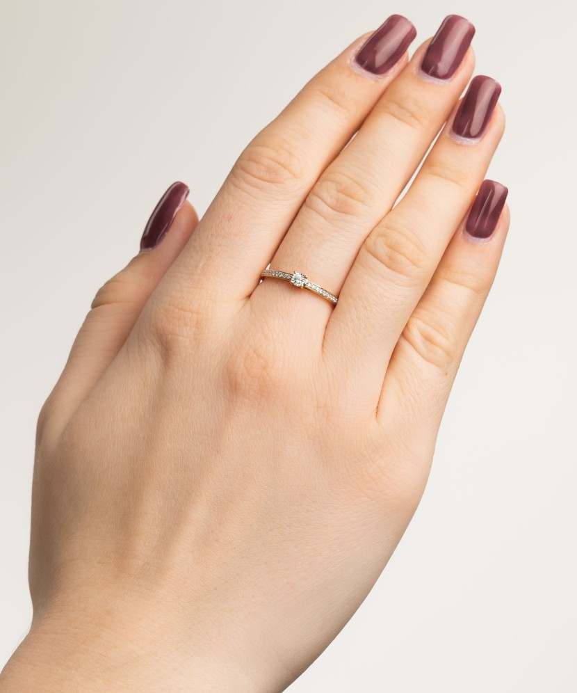 Kollasest kullast sõrmus teemantide