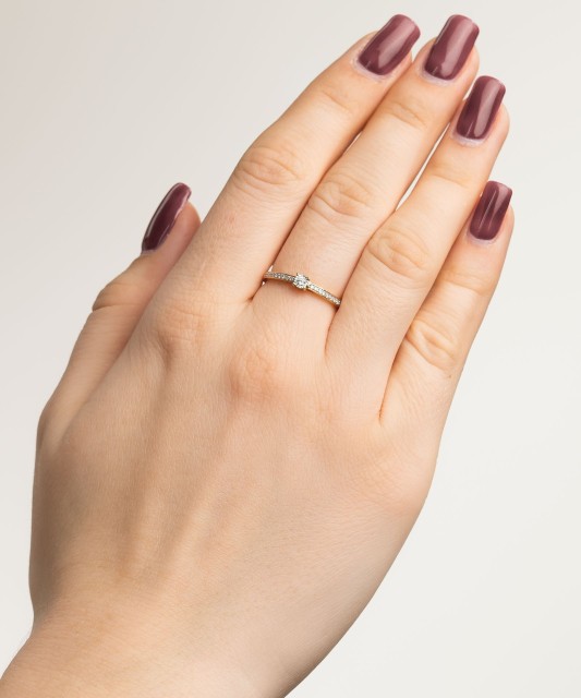 Kollasest kullast sõrmus teemantide