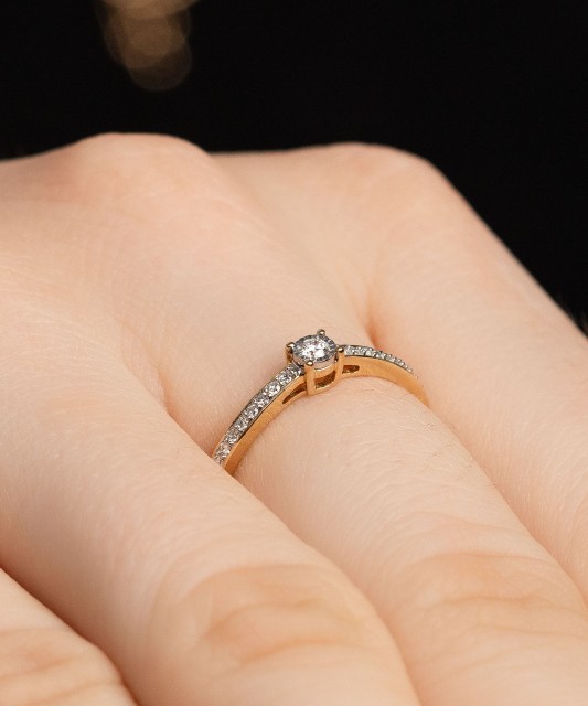 Кольцо из желтого золота с бриллиантами