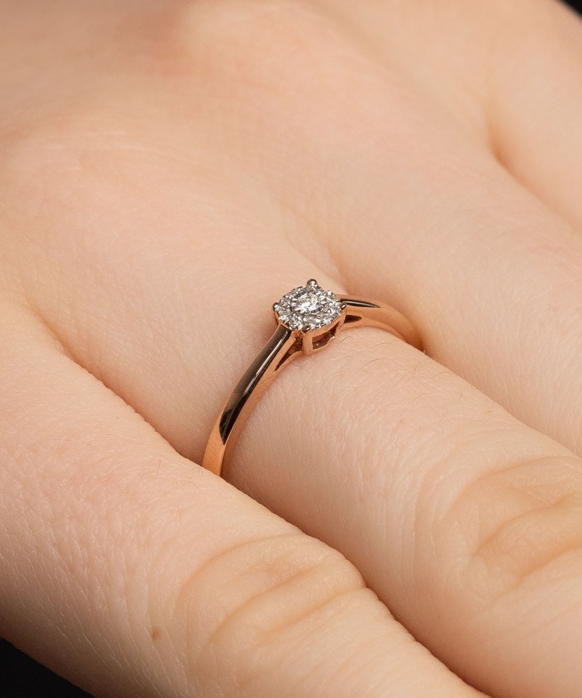 Kuldsõrmus teemantidega