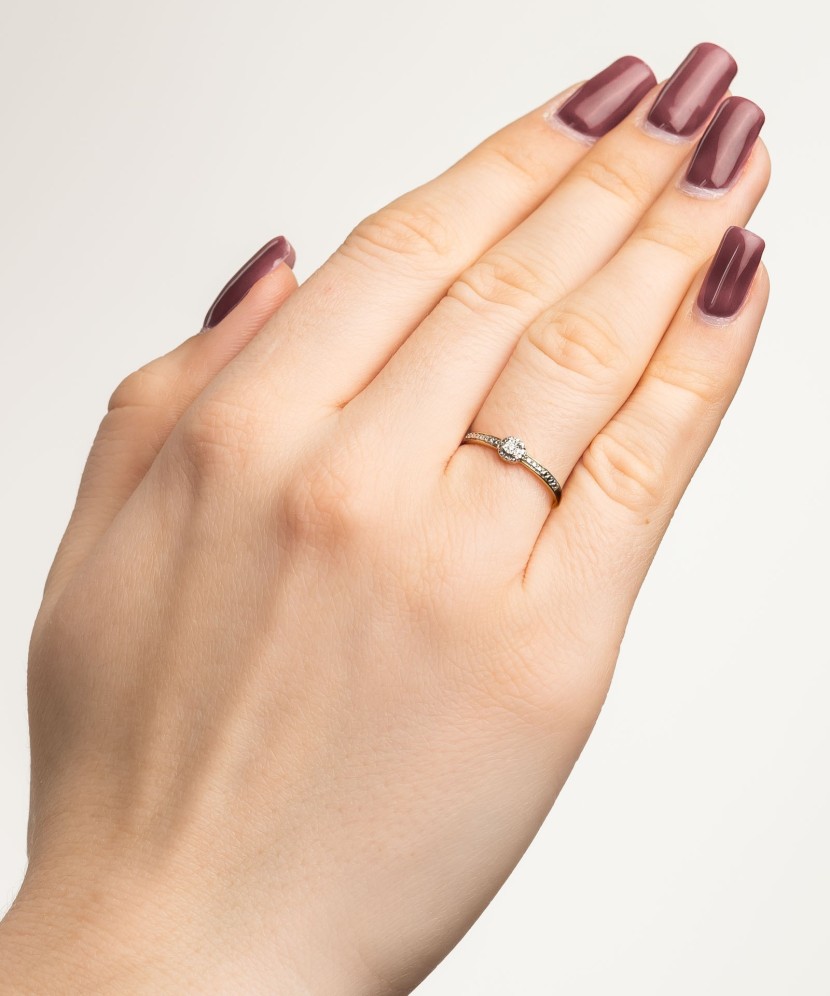 Kollasest kullast sõrmus teemantide