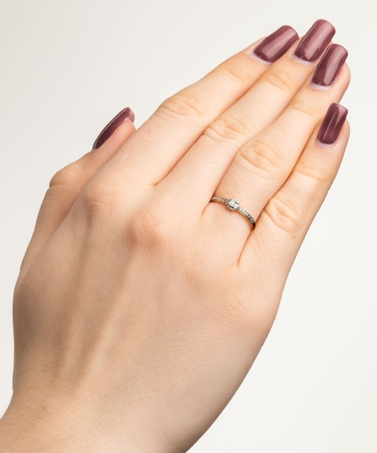 Kollasest kullast sõrmus teemantide