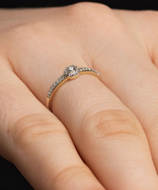 Кольцо из желтого золота с бриллиантами