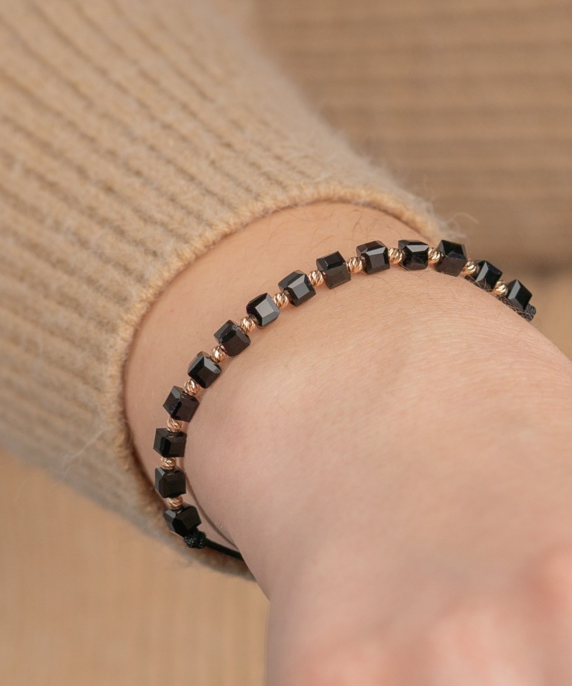 Браслет из чёрной нити с золотом и ониксами