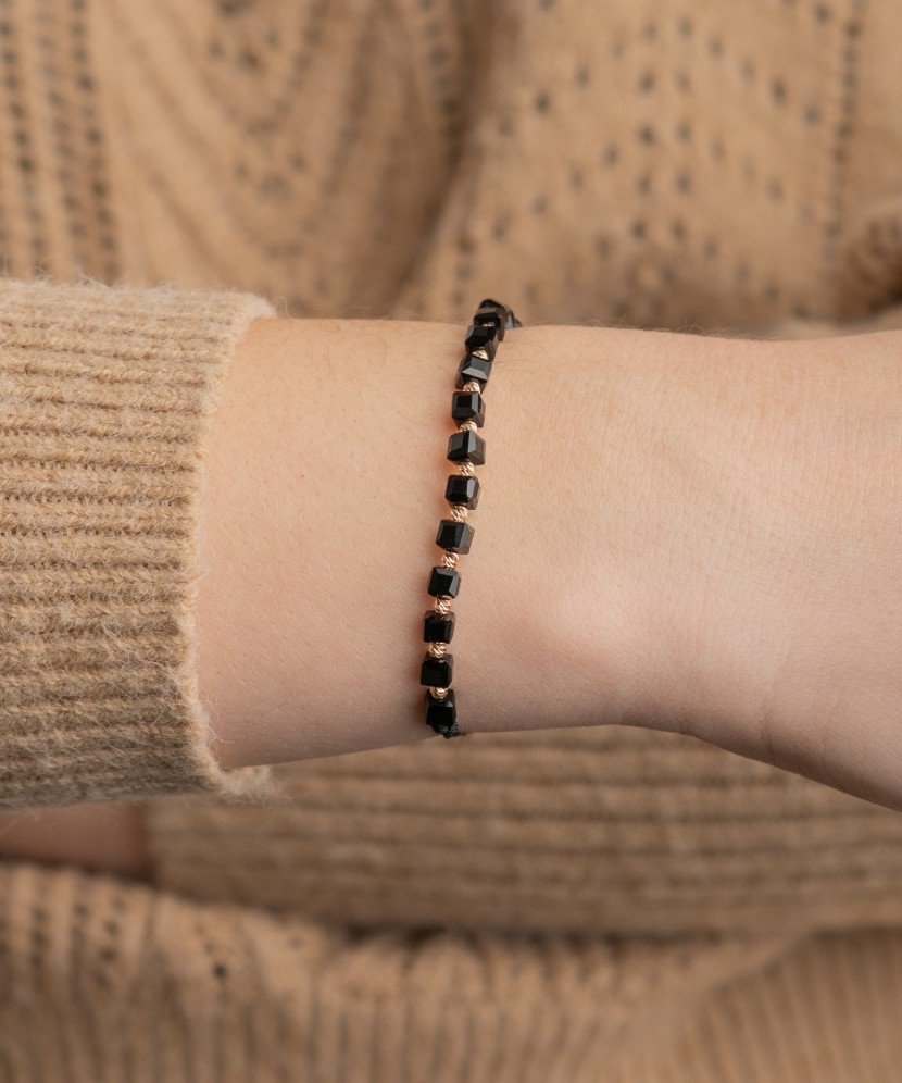 Mustast lõngast käevõru kulla ja oonüksitega Goldinga 00484