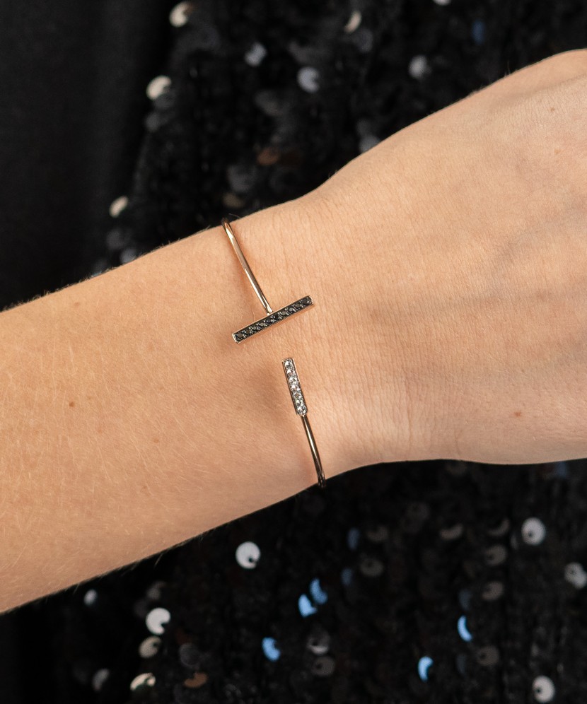 Kuldne safiiridega käevõru