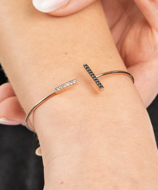 Kuldne safiiridega käevõru