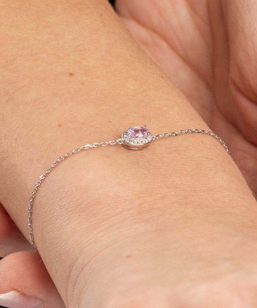 Valgest kullast teemantide ja safiiridega käevõru