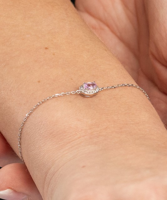 Valgest kullast teemantide ja safiiridega käevõru