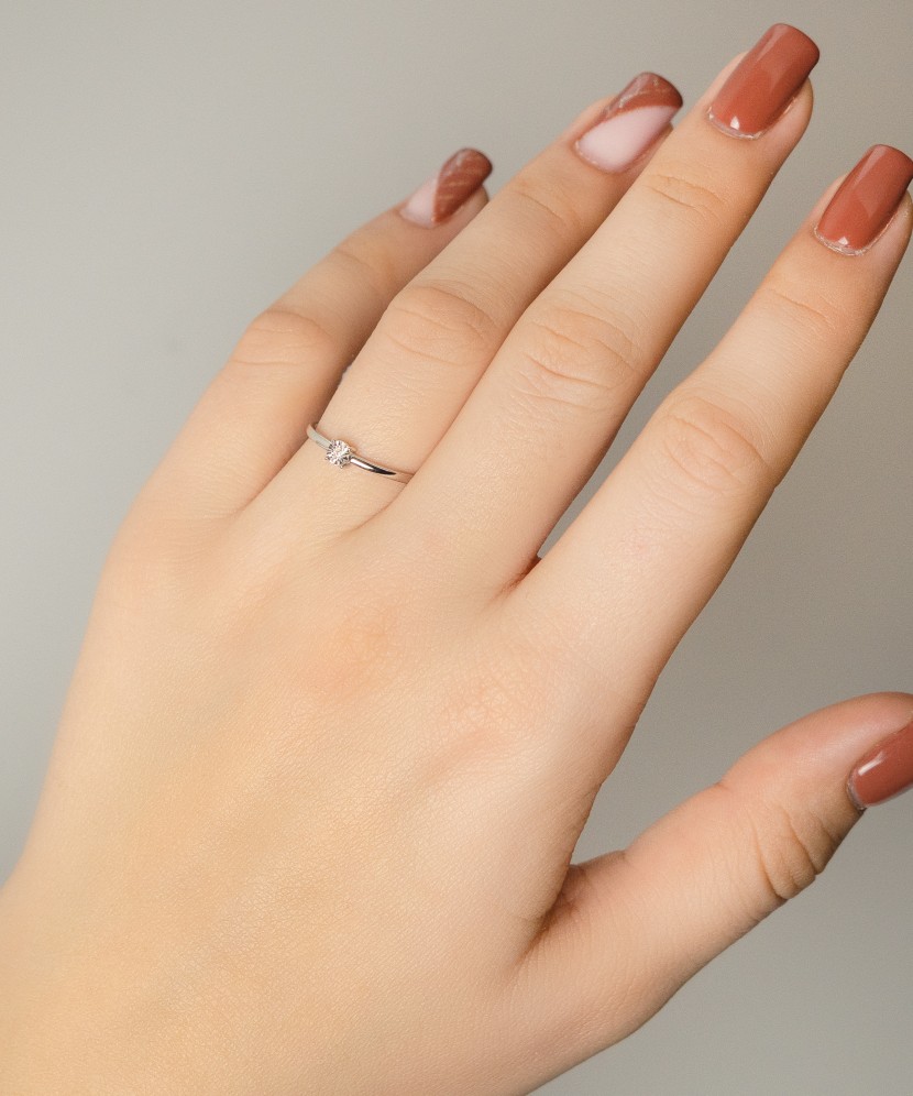 Valgest kullast sõrmus briljantidega