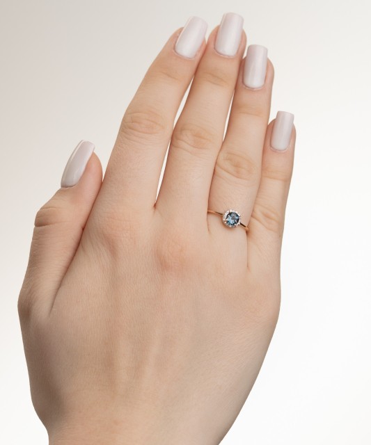 Золотое кольцо с алмазами и топазом