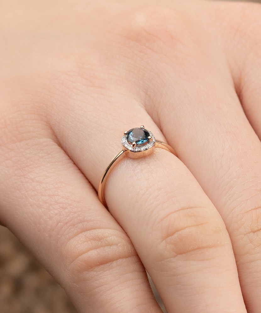 Kuldsõrmus teemantidega ja London topaasiga