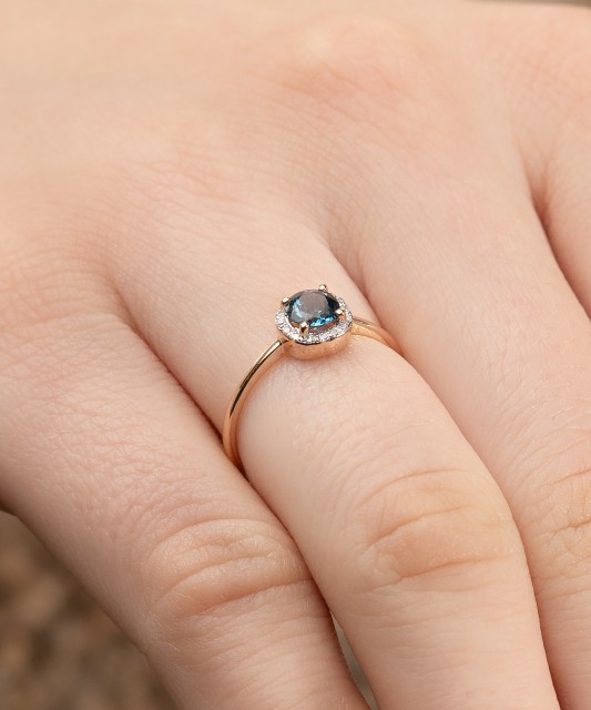 Kuldsõrmus teemantidega ja London topaasiga