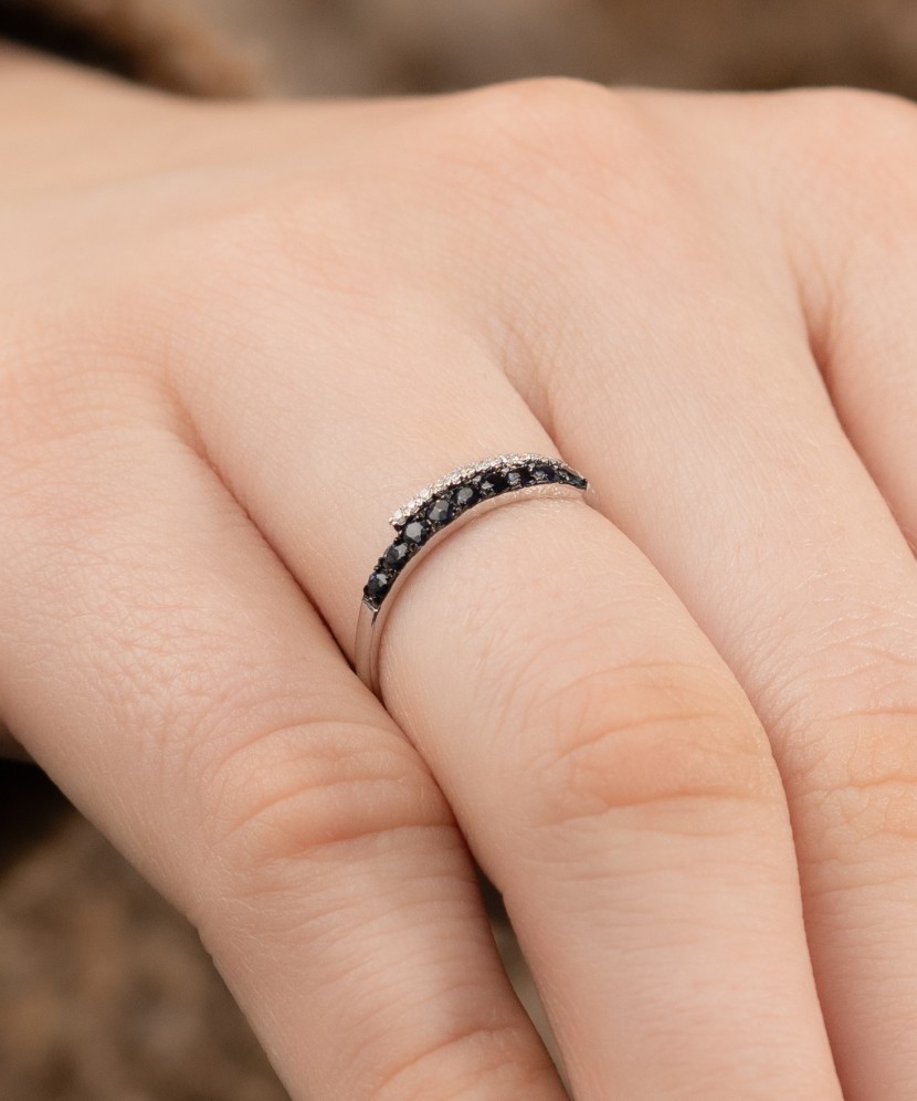 Valgest kullast sõrmus safiiri ja teemantidega