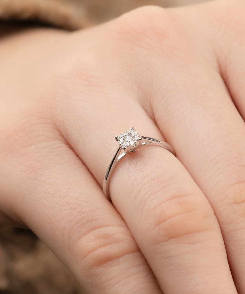 Valgest kullast sõrmus briljantidega