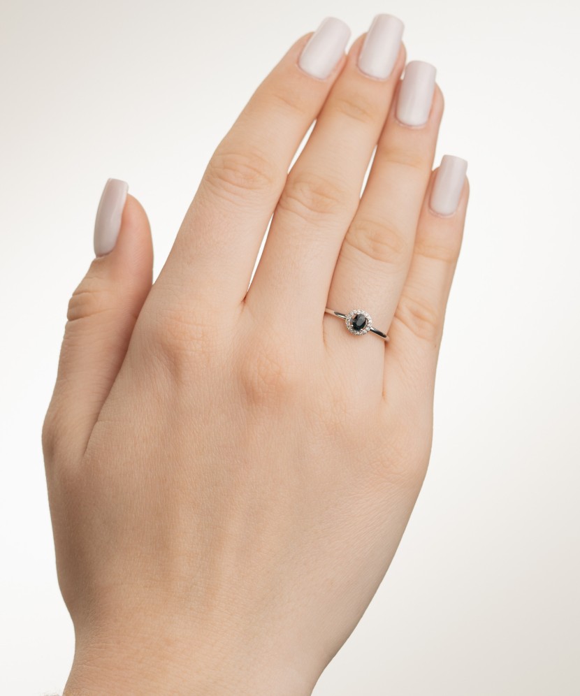 Valgest kullast sõrmus safiiri ja briljantidega