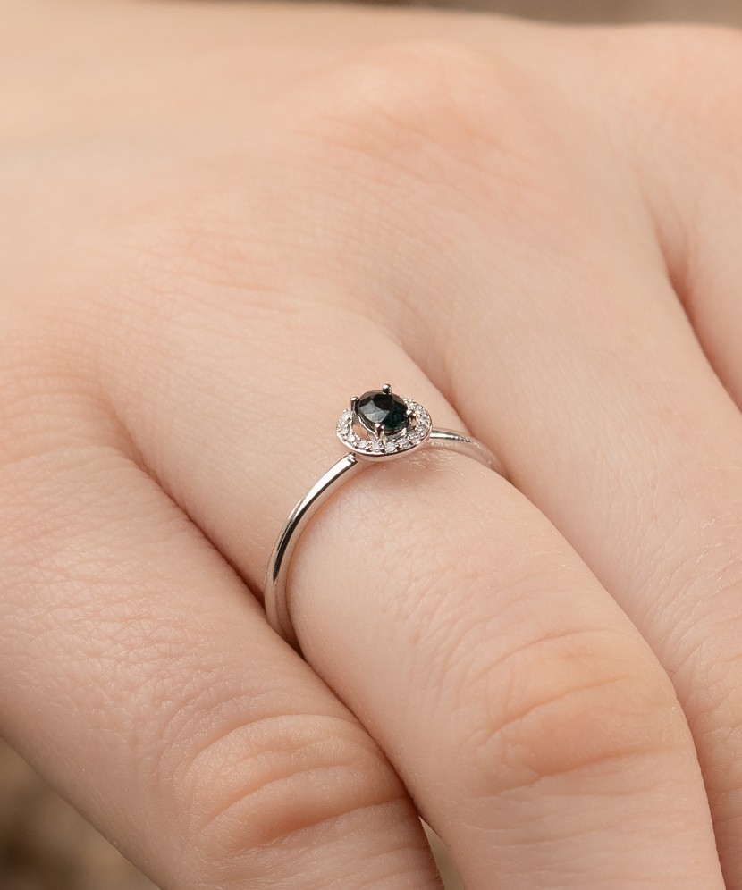 Valgest kullast sõrmus safiiri ja briljantidega