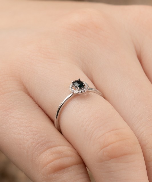 Valgest kullast sõrmus safiiri ja briljantidega