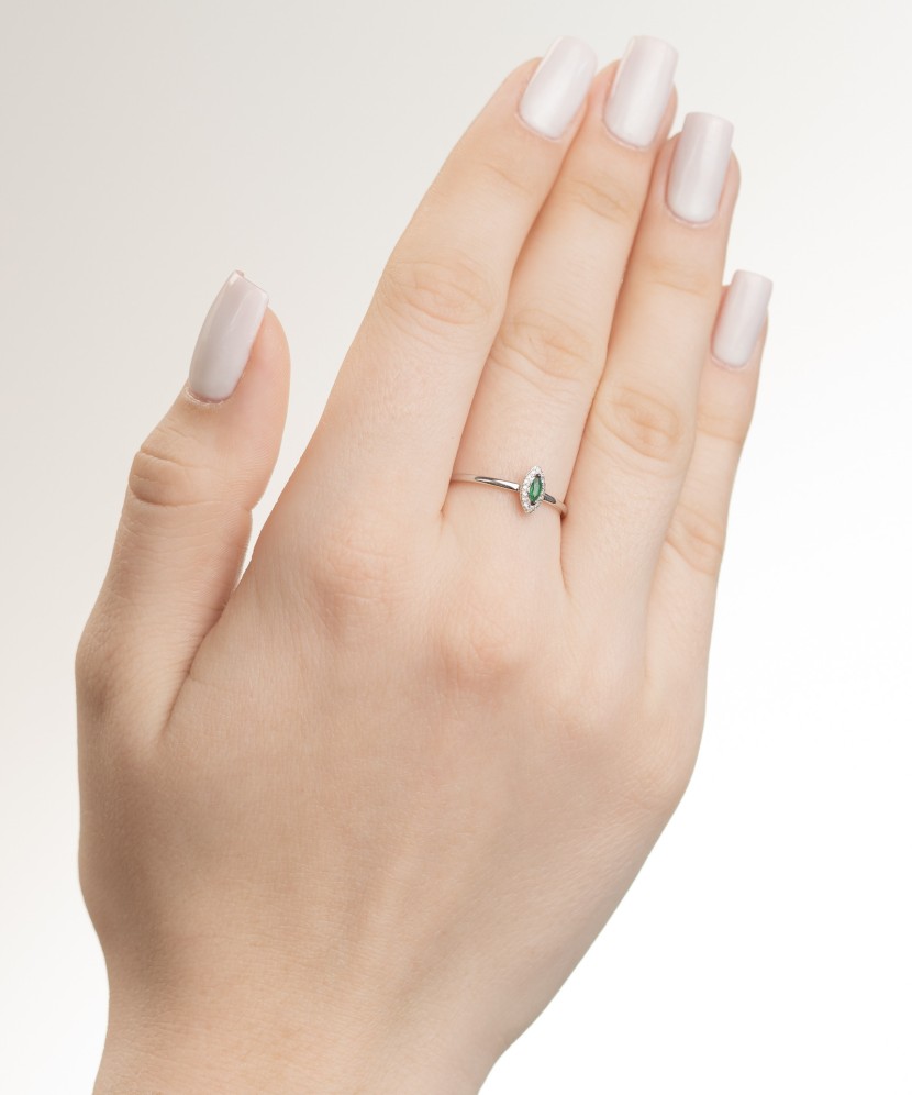 Valgest kullast sõrmus smaragdi ja teemantidega
