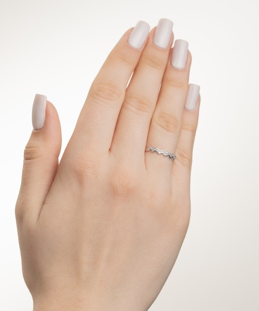 Valgest kullast sõrmus briljantidega