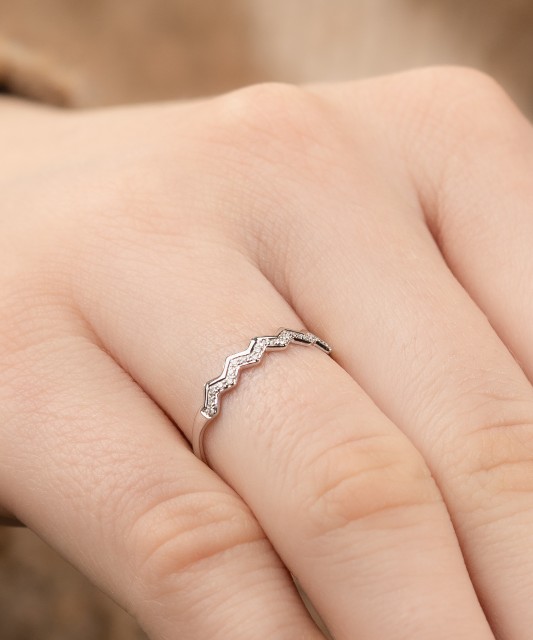 Valgest kullast sõrmus briljantidega