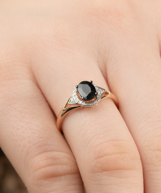 Kuldsõrmus safiiri ja teemantidega